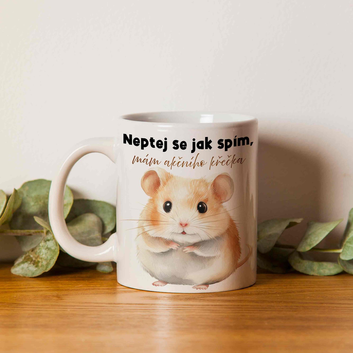 Ranní hrnek se spícim křečkem